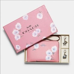 Coach 2021 Wristlet Daisy Print Gift Set